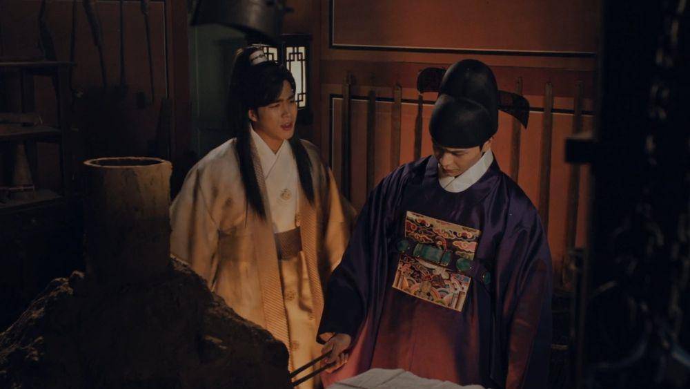 Cho Han Gyeol dan Yook Sung Jae di The Haunted Palace (dok. SBS/The Haunted Palace)