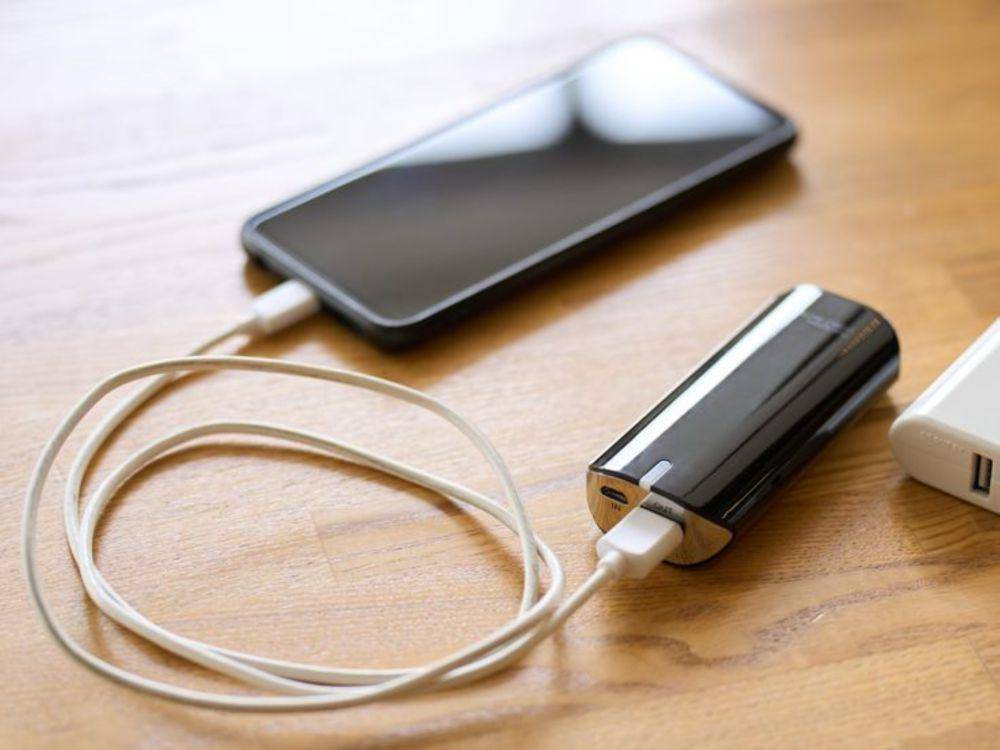 Illustrasi charging HP menggunakan power bank (pinterest.com/Business Insider)