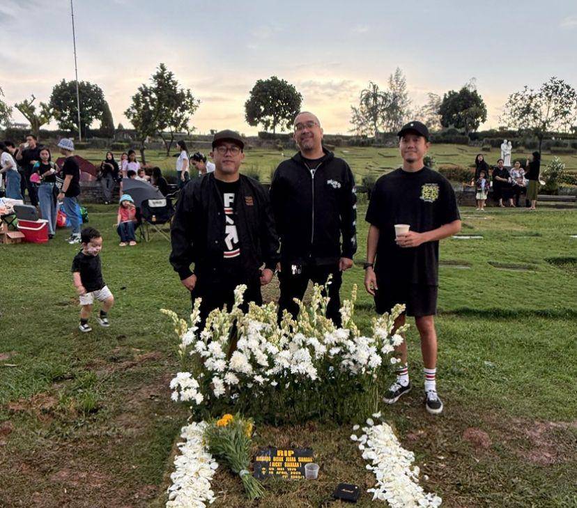 potret personel Seringai ziarah ke makam Ricky Siahaan (Instagram.com/seringai_official)