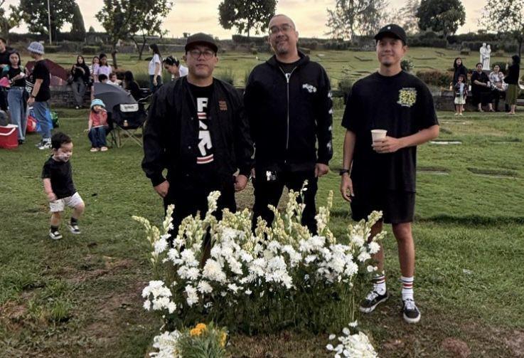7 Potret Personel Seringai Ziarah ke Makam Ricky Siahaan