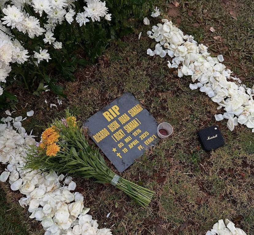 potret personel Seringai ziarah ke makam Ricky Siahaan (Instagram.com/sam_bram)