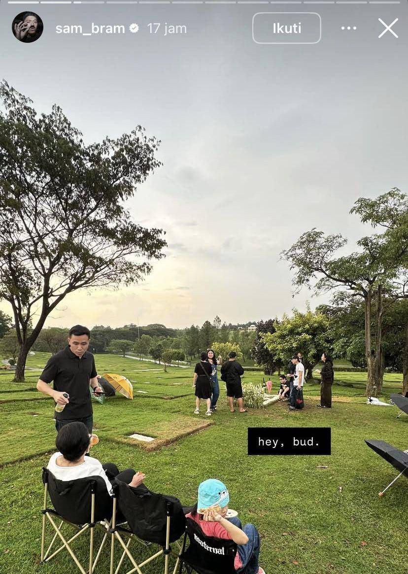 potret personel Seringai ziarah ke makam Ricky Siahaan (Instagram.com/sam_bram)