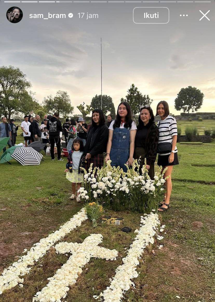 potret personel Seringai ziarah ke makam Ricky Siahaan (Instagram.com/sam_bram)