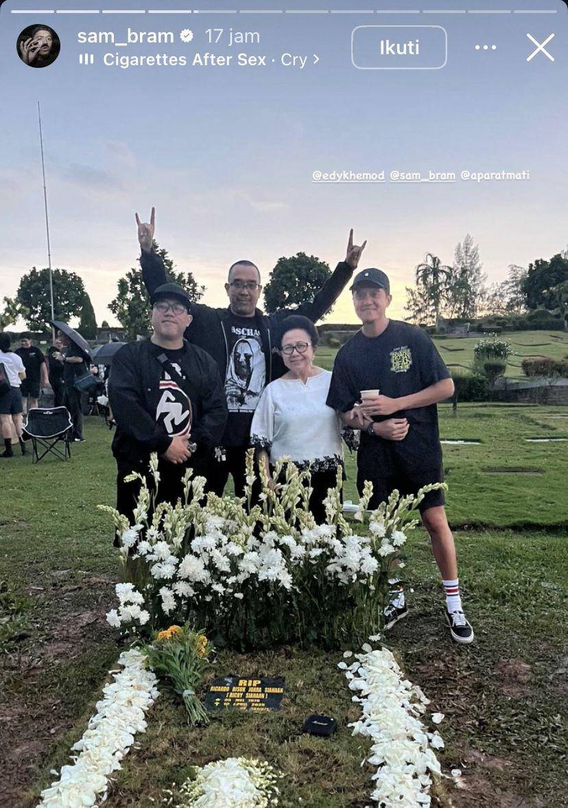 potret personel Seringai ziarah ke makam Ricky Siahaan (Instagram.com/sam_bram)