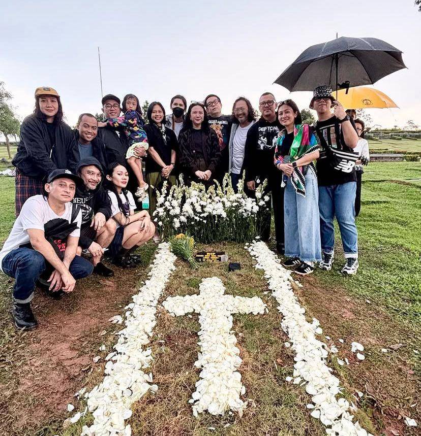 potret personel Seringai ziarah ke makam Ricky Siahaan (Instagram.com/sam_bram)