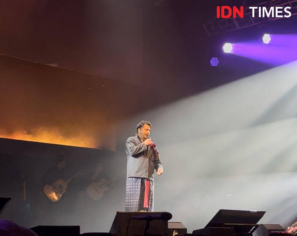 Penampilan Sal Priadi saat bawakan "Dari Planet Lain" di Sama Sama Tur Surabaya (IDN Times/Indra Zakaria)