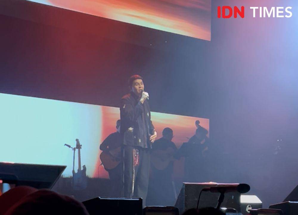 Penampilan Tulus saat bawakan "Gala Bunga Matahari" di Sama Sama Tur Surabaya (IDN Times/Indra Zakaria)