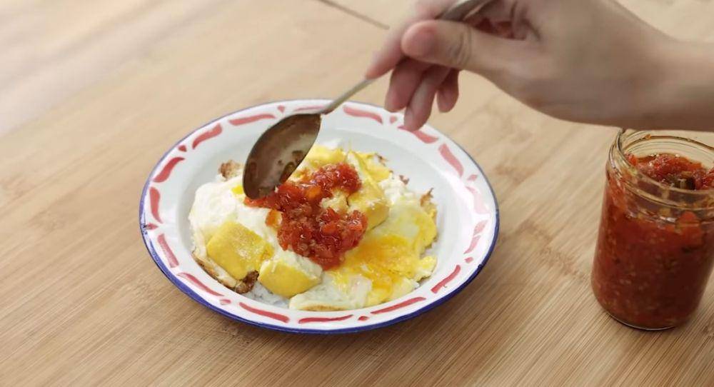 ilustrasi sambal bawang dan tahu telur (YouTube.com/Devina Hermawan)