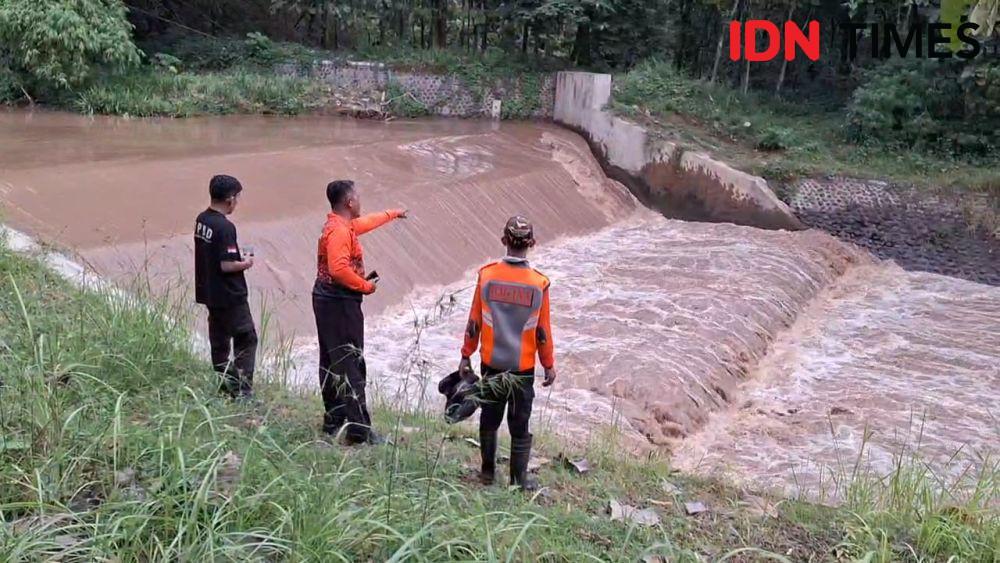 Tiga bocah terseret banjir bandang saat mandi di Dam Sungai Andong.. IDN Times/ Riyanto.