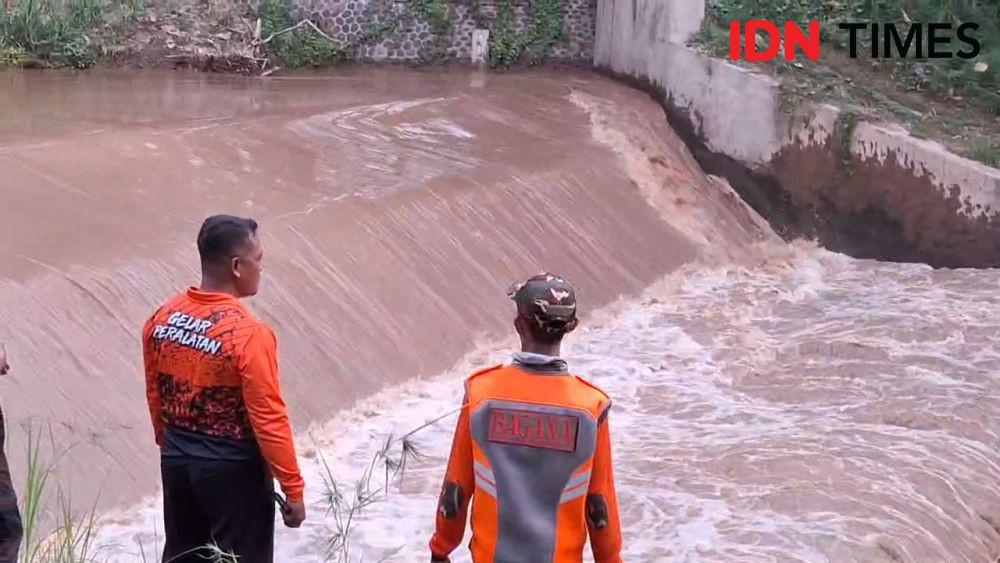 Tiga bocah terseret banjir bandang saat mandi di Dam Sungai Andong.. IDN Times/ Riyanto.