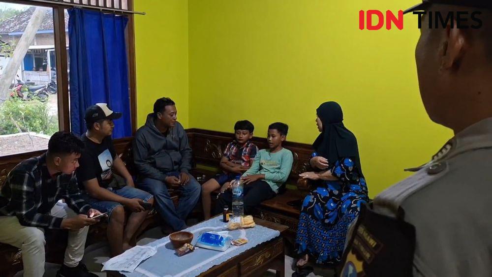 Polisi mintai keterangan dua bocah selamat. IDN Times/ Riyanto.