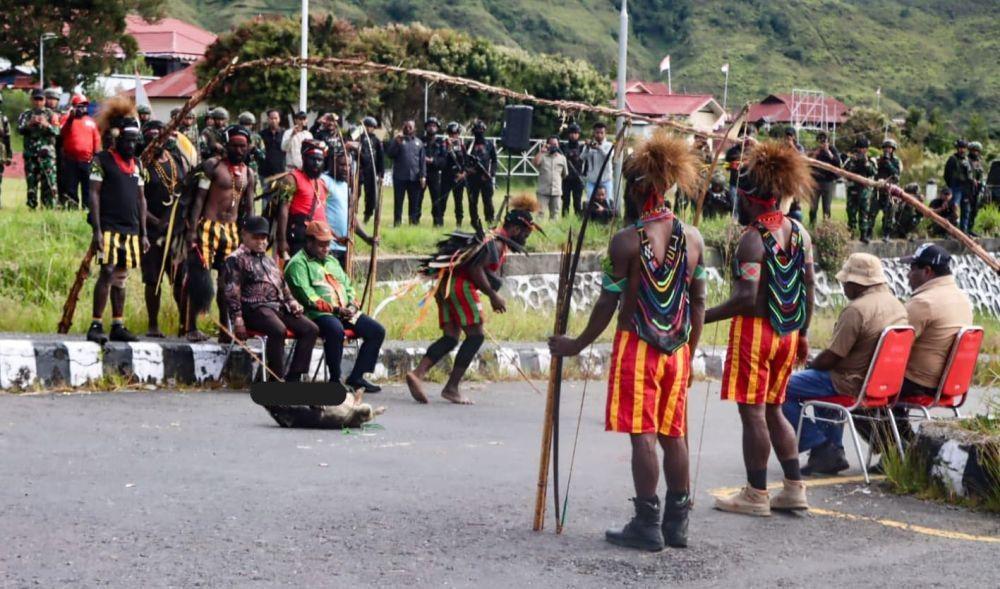 Ritual Adat Belah Kayu Doli Akhiri Konflik Pilkada Puncak Jaya