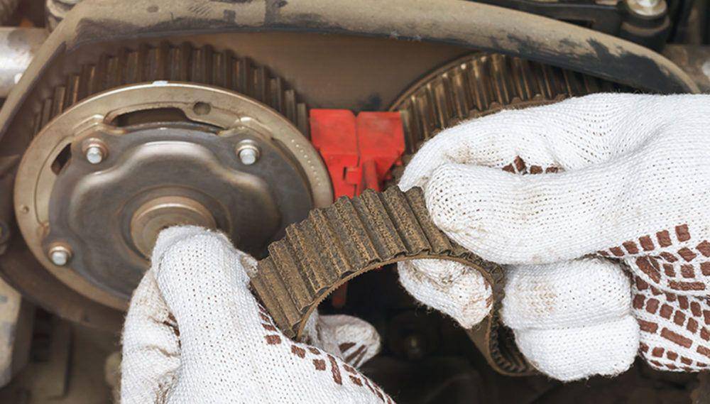Cek kondisi fisik timing belt mobil (Wuling.id)