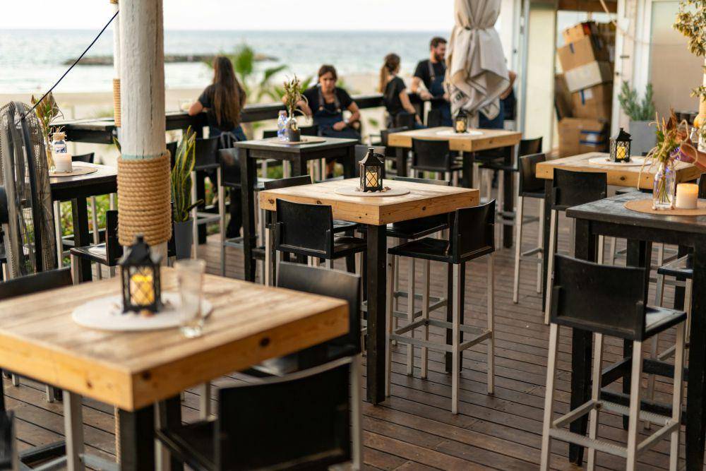 ilustrasi cafe outdoor dekat pantai (unsplash.com/Or Hakim)