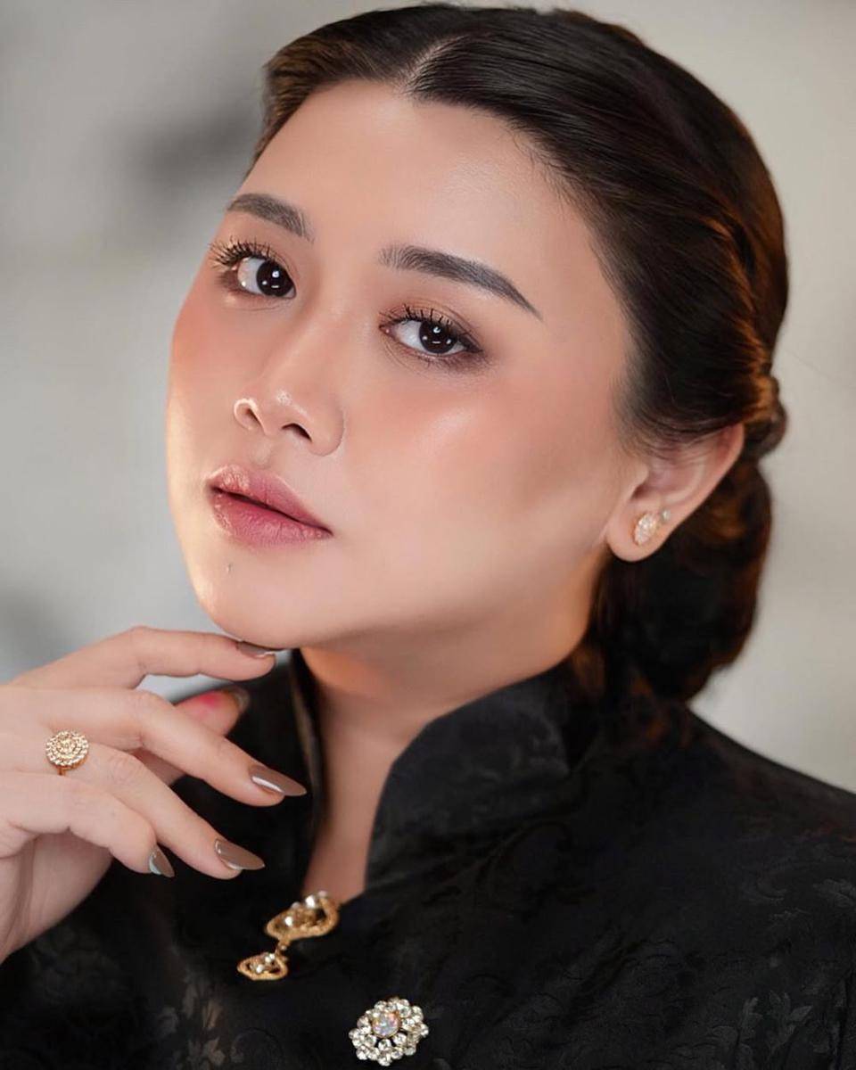 gaya makeup ke kantor ala Clarissa Putri (instaram.com/clarissaputri_)