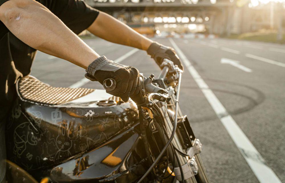 5 Alasan Harus Pakai Sarung Tangan Saat Riding