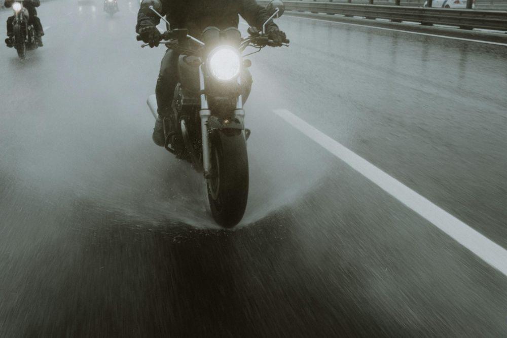 5 Tips Berkendara Motor Saat Hujan, Utamakan Keselamatan!