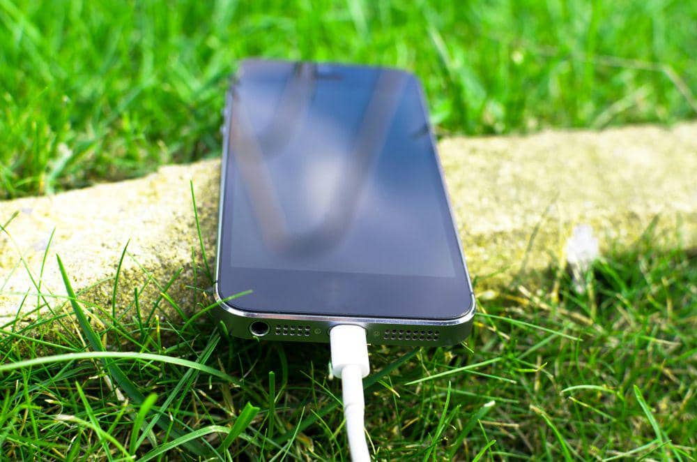 Illustrasi charge HP di taman (pexels.com/Lukas)