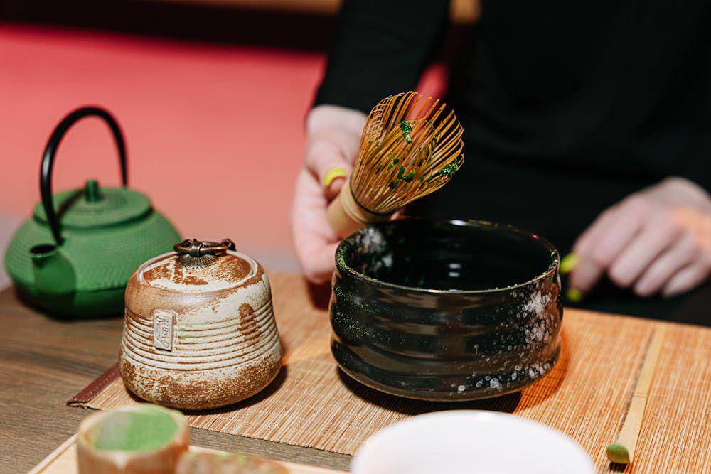 ilustrasi menyeduh ceremonial matcha (pexels.com/Ivan Samkov)