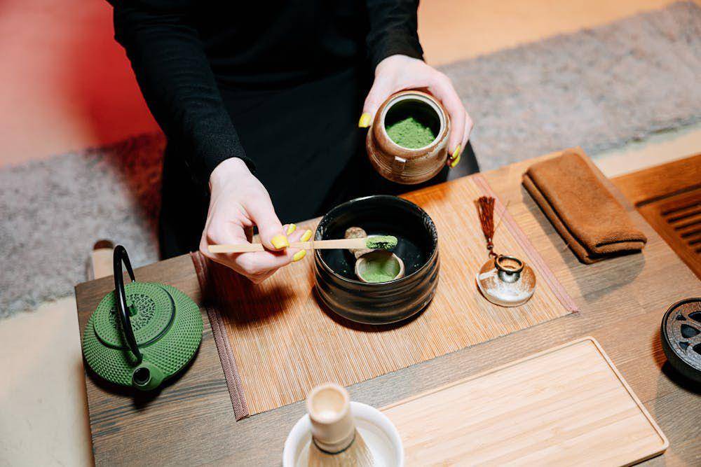ilustrasi menuang bubuk matcha (pexels.com/Ivan Samkov)