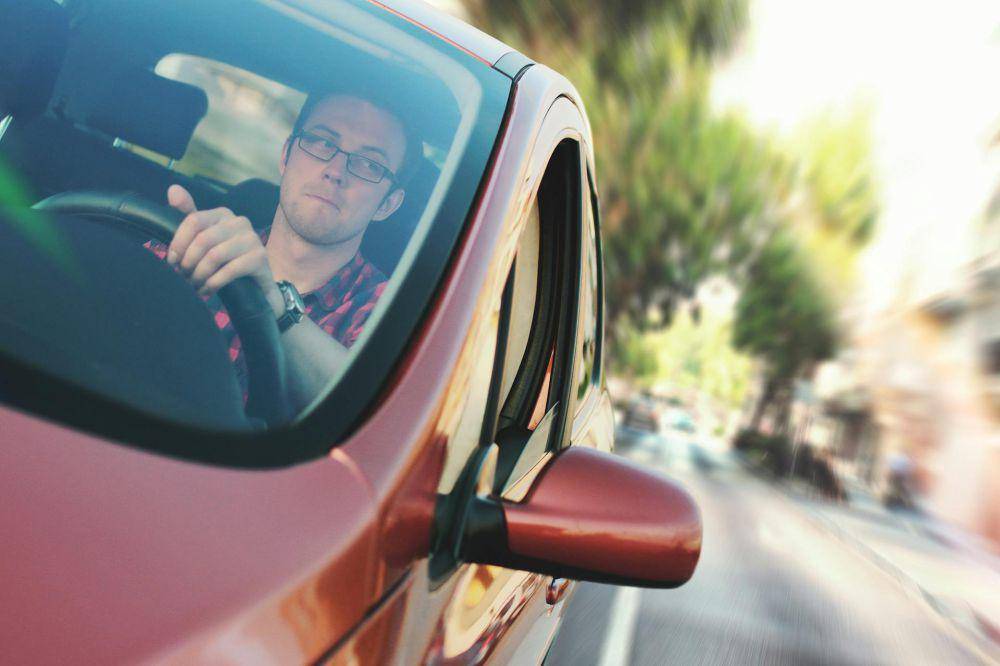 Berkendara di jalan raya (Pexels.com/JESHOOTS)