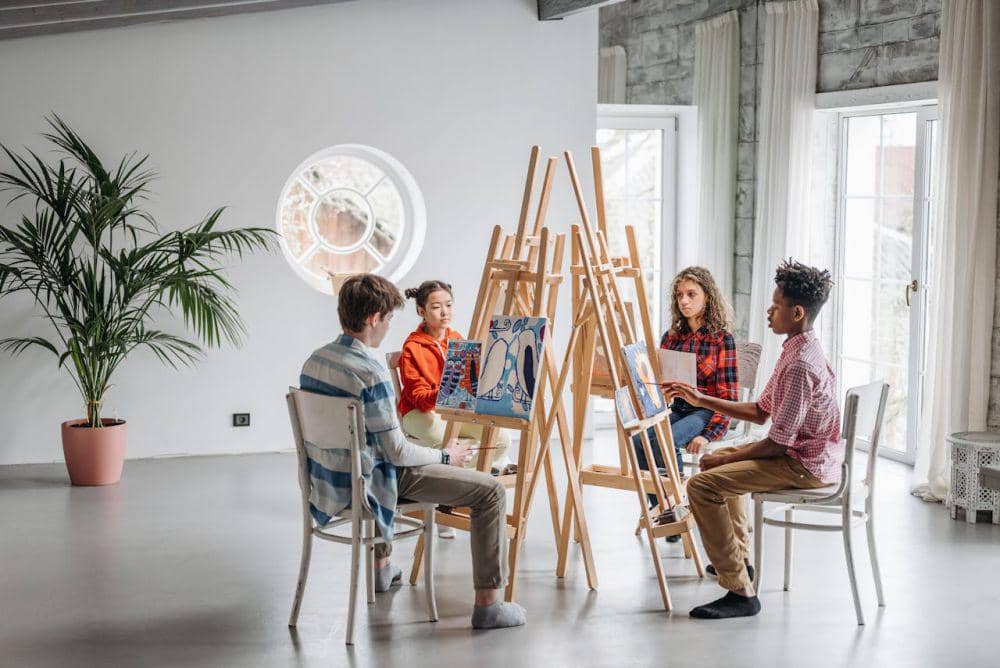 ilustrasi membuat karya seni 