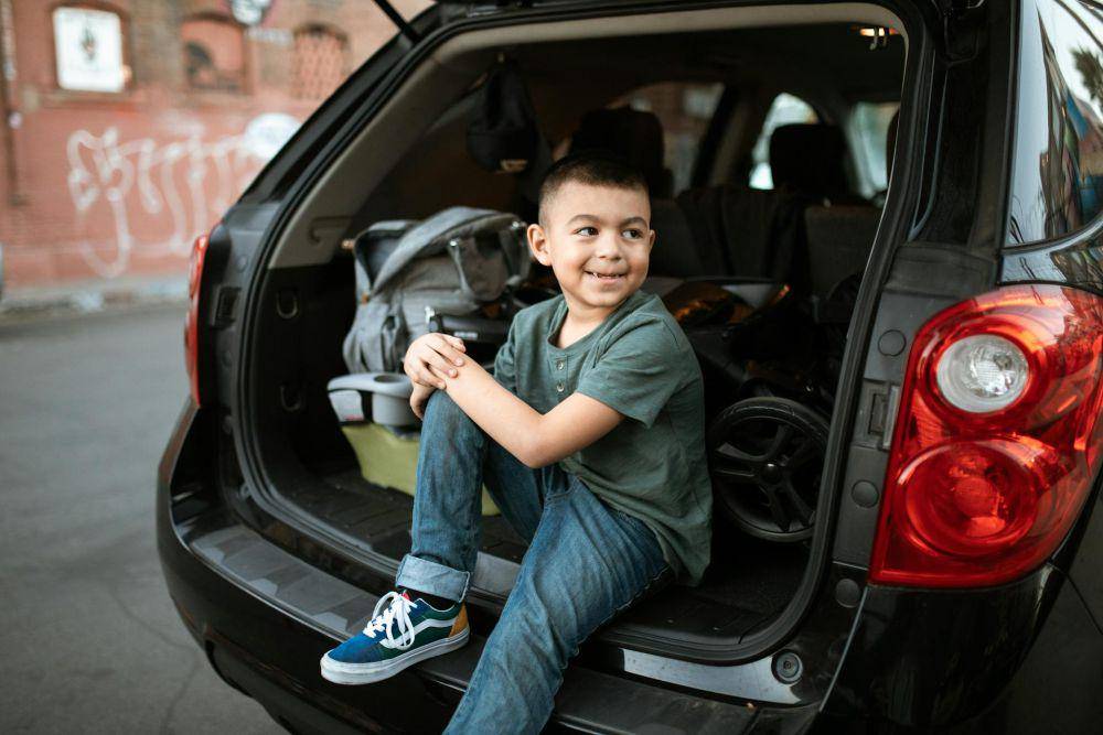 ilustrasi anak kecil di dalam mobil (pexels.com/RDNE Stock project)