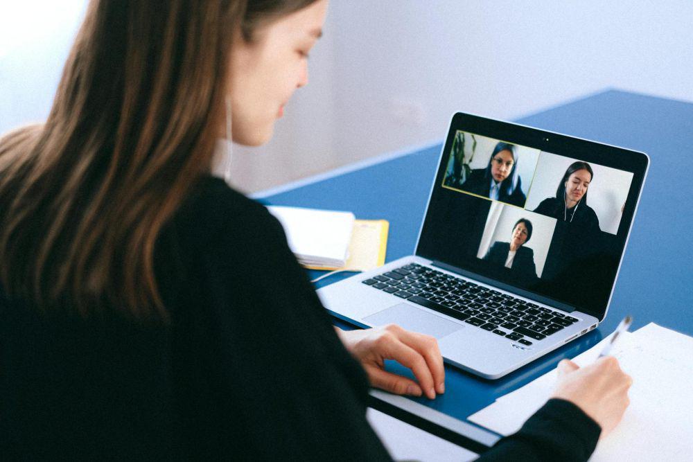 ilustrasi virtual meeting (pexels.com/Anna Shvets)