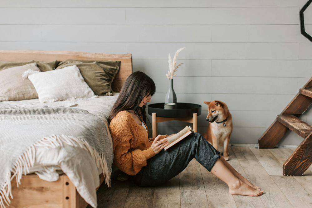 Ilustrasi long weekend di rumah (pexels.com/@vlada-karpovich)