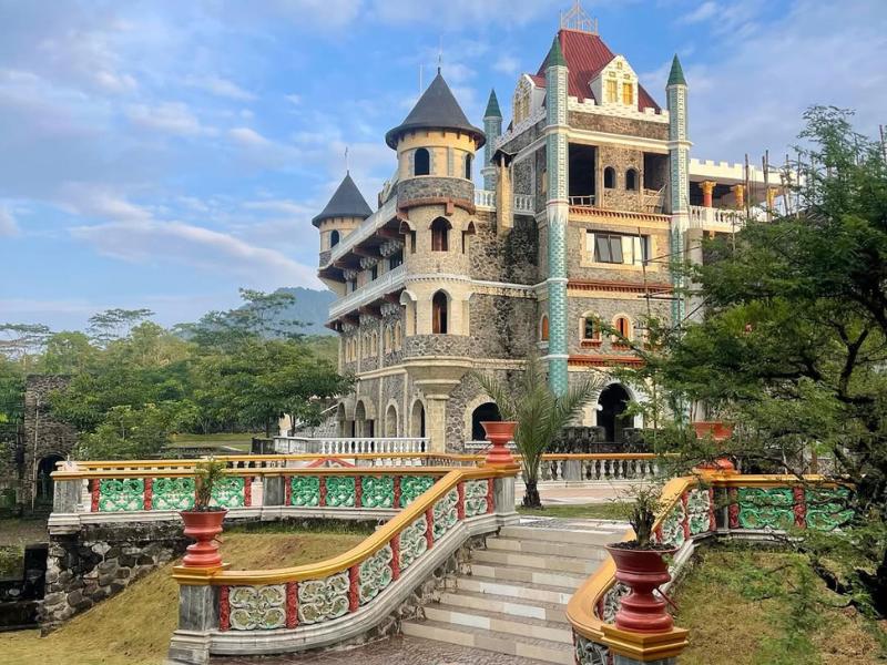 The Lost World Castle (instagram.com/thelostworldcastle)