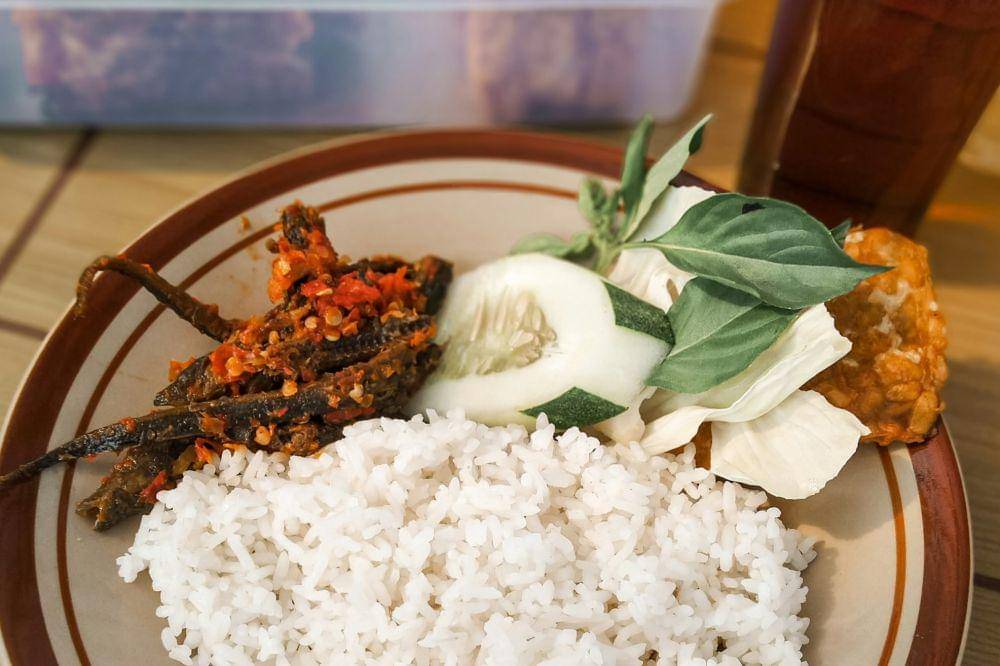 ilustrasi sambal belut dengan nasi (unsplash.com/Prabu Panji)