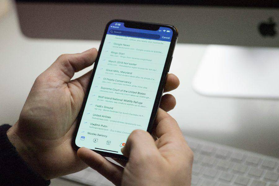ilustrasi orang yang mendapat banyak notifikasi (unsplash.com/Thought Catalog)