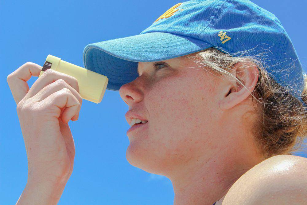 5 Rekomendasi Sunscreen Stick, Praktis dan Mudah Digunakan!