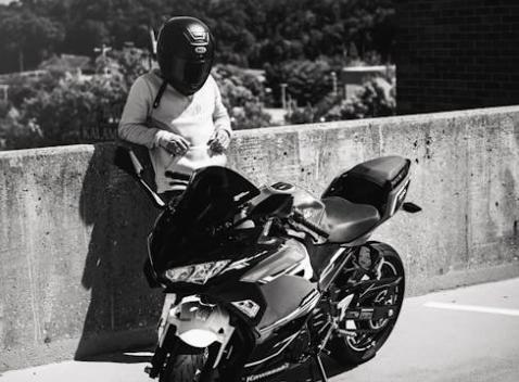 Tips Aman Naik Motor Saat Migrain