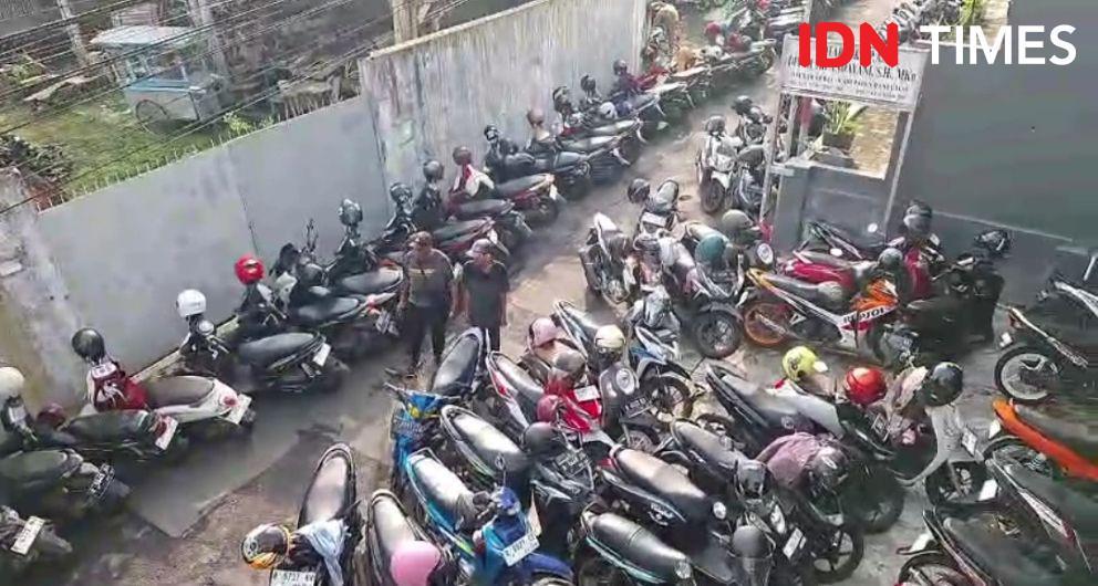 Parkir merambah hingga ke rumah rumah warga di jalan sidanegara sekitar 3 kilometer dari lokasi half marathon yang diikuti ribuan peserta, Sabtu (11/5/2025).(IDN Times/Cokie Sutrisno)