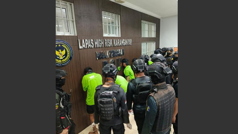 Proses Pemindahan warga binaan Lapas Narkotika Muara Beliti, Sumatera Selatan, ke Lapas Nusakambangan, Cilacap, Jawa Tengah, Minggu (11/5/2025) (Dok/Ditjen Pemasyarakatan Kemenimipas)