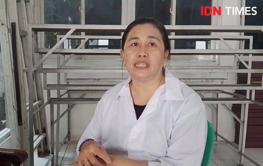 Cici Awantari, seksi ibadah Vihara Buddha Dhipa, sembahyang ini merupakan bagian dari persiapan batin, Senin (12/5/2025).(IDN Times/Cokie Sutrisno)