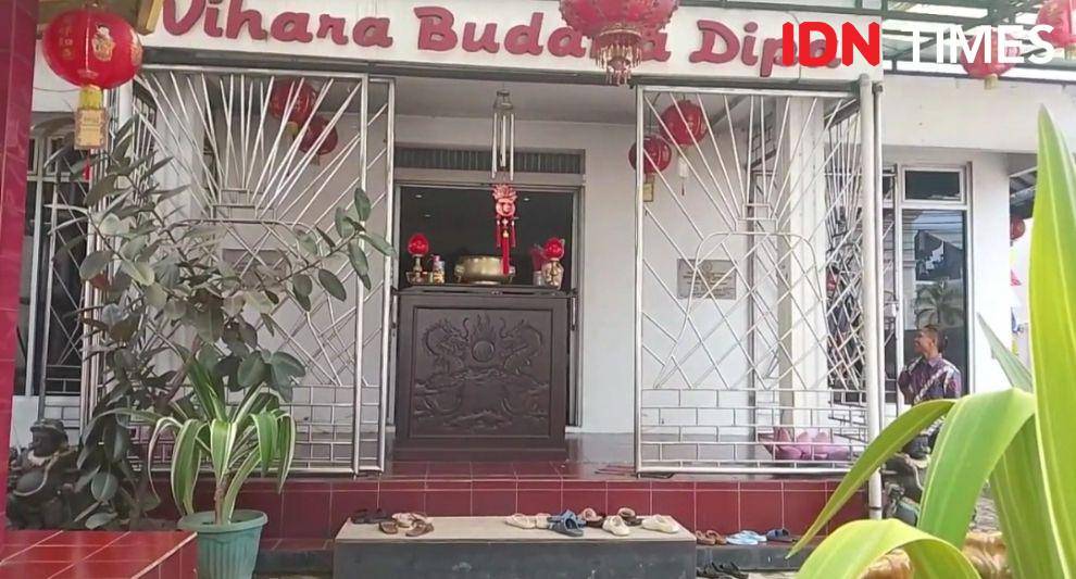 Waisak di Banyumas menyuarakan kedamaian ditengah keberagaman dan perbedaan yang menyatu dalam suci, Senin (12/5/2025).(IDN Times/Cokie Sutrisno)