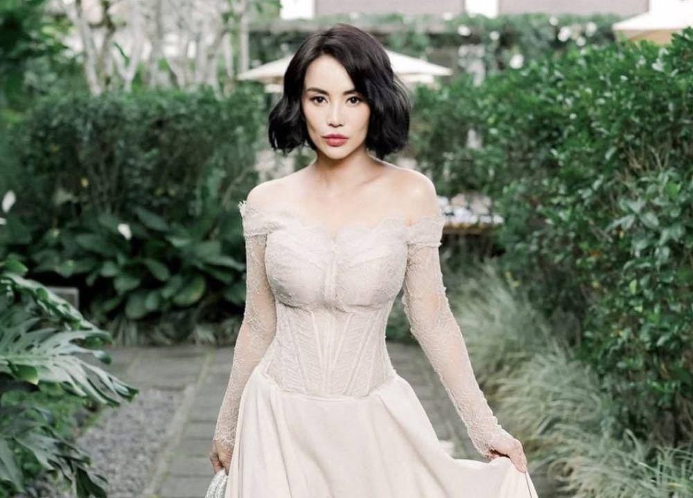 Dearly Desiana (instagram.com/dearlydjoshua)