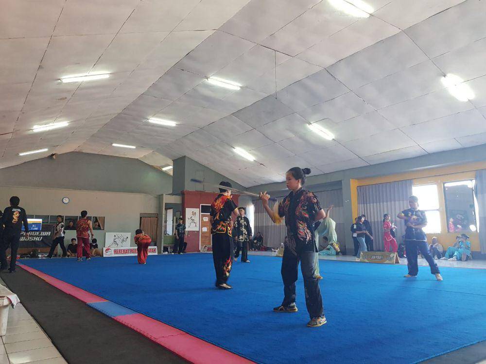 Atlet wushu tim inti Kota Denpasar yang sedang melakukan pemanasan sebelum simulasi. (dok. pribadi/Ari Budiadnyana)