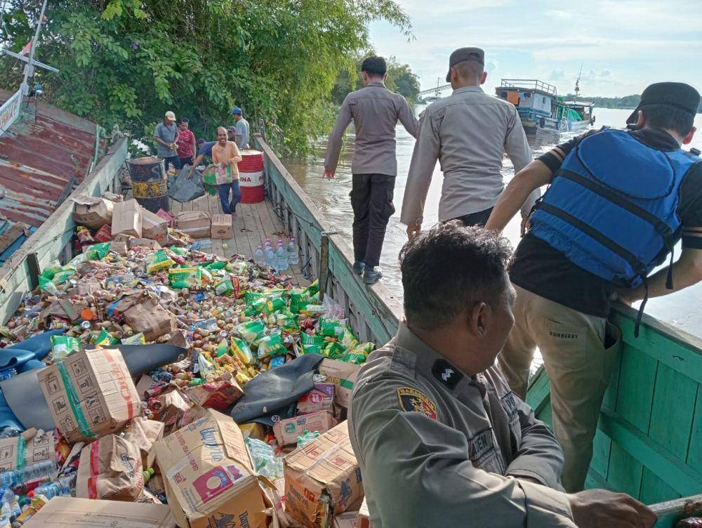 Polisi dan warga setempat membantu proses evakuasi penumpang KM Karunia F yang tenggelam di wilayah Rimba Ayu, Kukar. Tidak ada korban jiwa dalam insiden tersebut. (Dok. Polsek Kota Bangun)