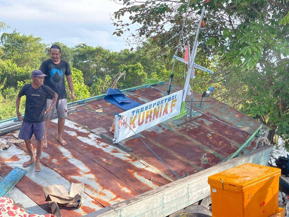 Kondisi KM Karunia F usai tenggelam di Sungai Mahakam. Kapal yang membawa karyawan dan sembako ini karam akibat kebocoran lambung.(Dok. Polsek Kota Bangun)