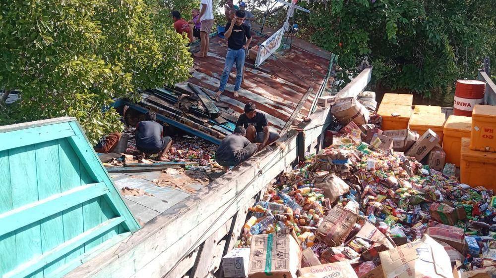Kondisi KM Karunia F usai tenggelam di Sungai Mahakam. Kapal yang membawa karyawan dan sembako ini karam akibat kebocoran lambung. (Dok. Polsek Kota Bangun)