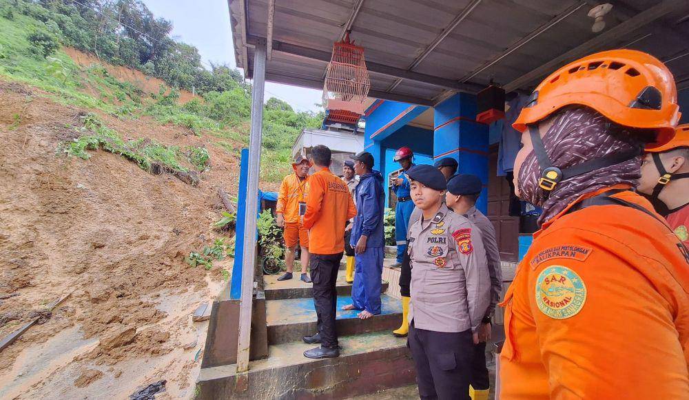 Selain longsor, hujan deras yang mengguyur Kota Samarinda juga menyebabkan 20-an titik tergenang. (Dok. Kantor SAR Balikpapan)