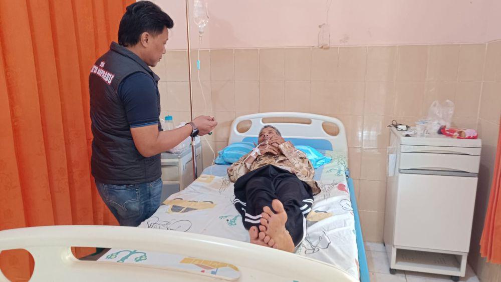 Lansia korban keracunan di Blitar saat dirawat. IDN Times/ istimewa