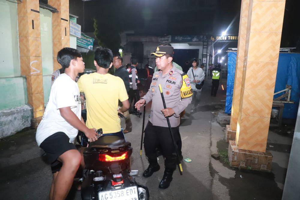 Polisi saat melakukan pemeriksaan terhadap diduga oknum suporter. IDN Times/ istimewa