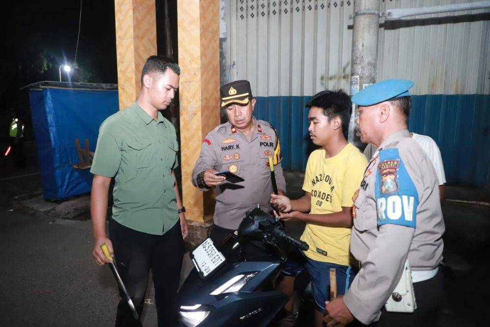 Polisi saat melakukan pemeriksaan terhadap diduga oknum suporter. IDN Times/ istimewa