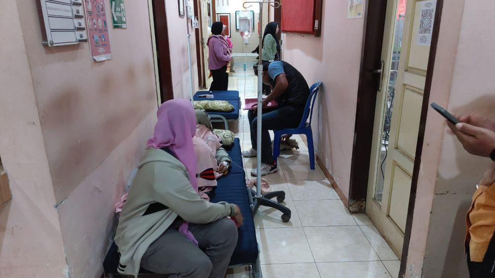 Lansia korban keracunan di Blitar saat dirawat. IDN Times/ istimewa
