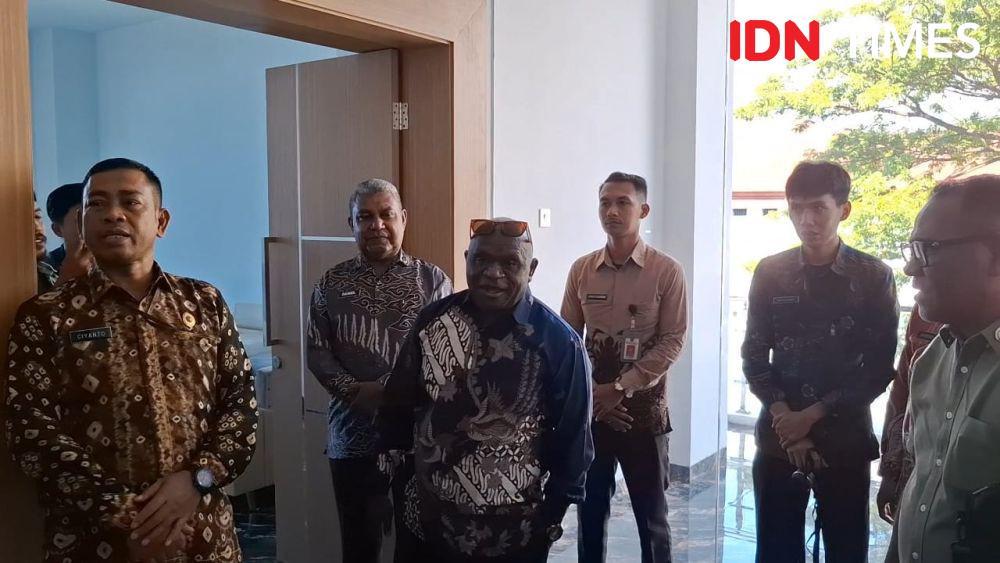 Menteri Hak Asasi Manusia, Natalius Pigai, saat berada di Makassar, Senin (12/5/2025). IDN Times/Darsil Yahya