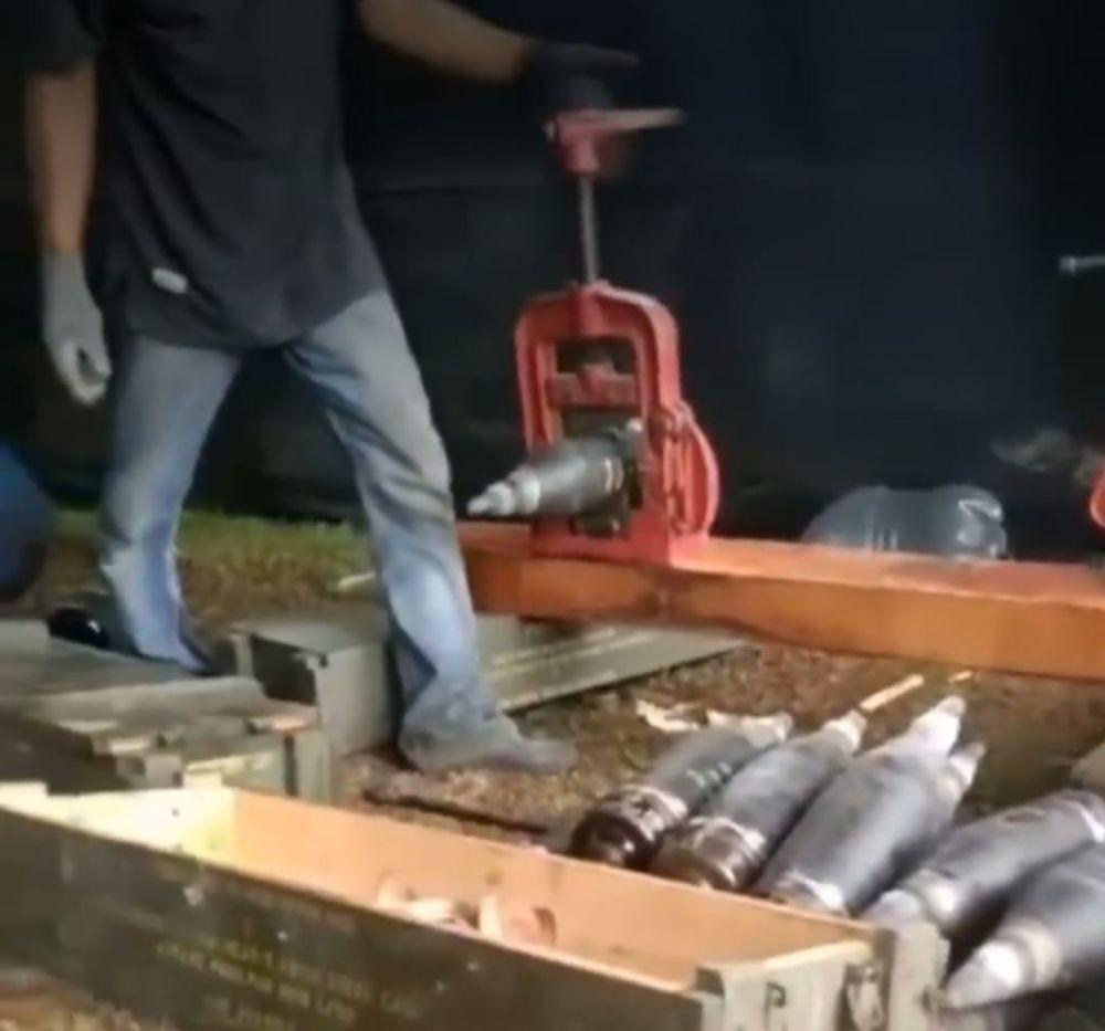 Viral Video Diduga Warga Garut Ikut Bongkar Bom Kedaluwarsa